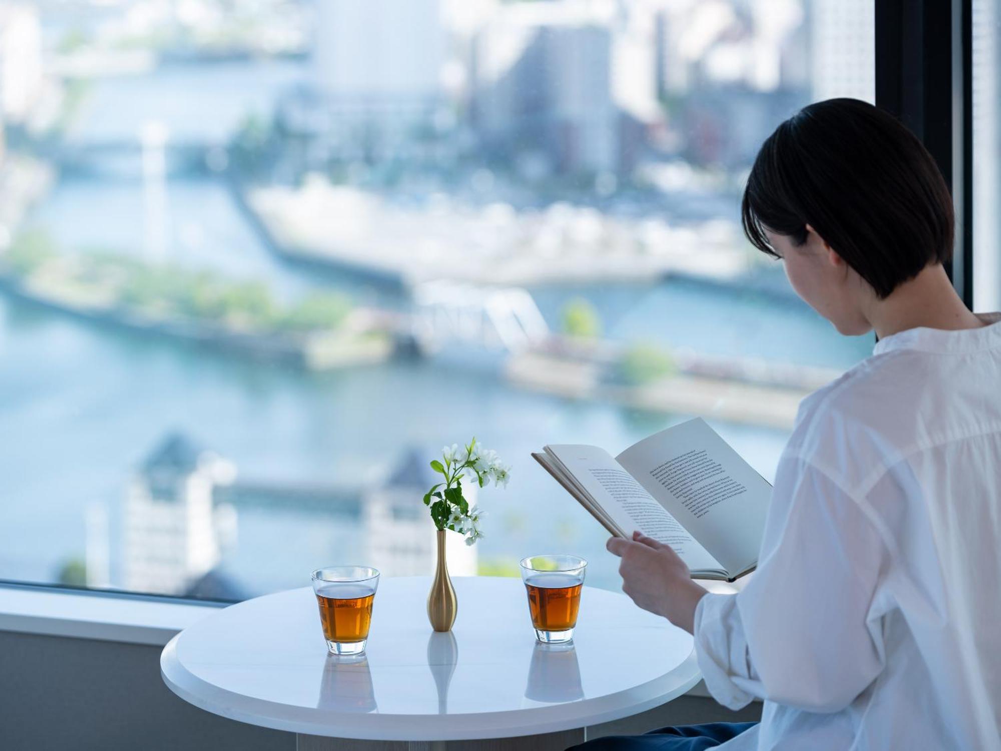 Mitsui Garden Hotel Yokohama Minatomirai Premier 外观 照片 A woman reading a book