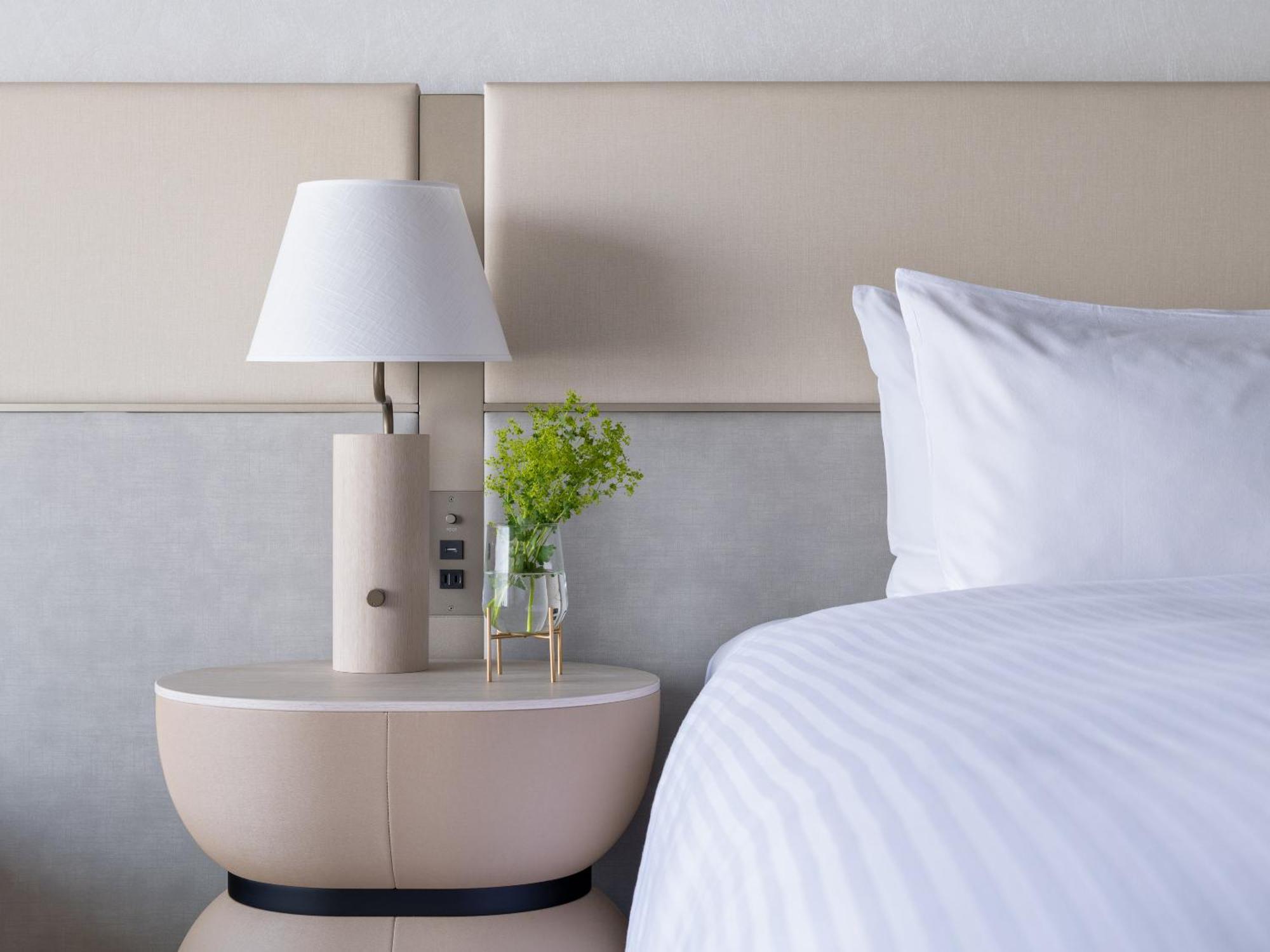 Mitsui Garden Hotel Yokohama Minatomirai Premier 外观 照片 A bedside table