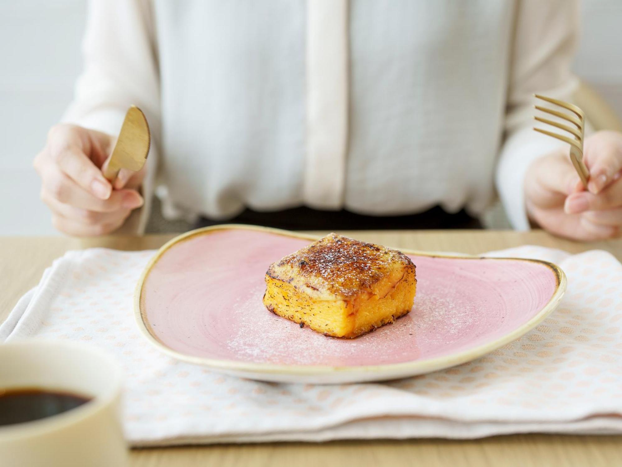Mitsui Garden Hotel Yokohama Minatomirai Premier 外观 照片 A woman with a plate of food
