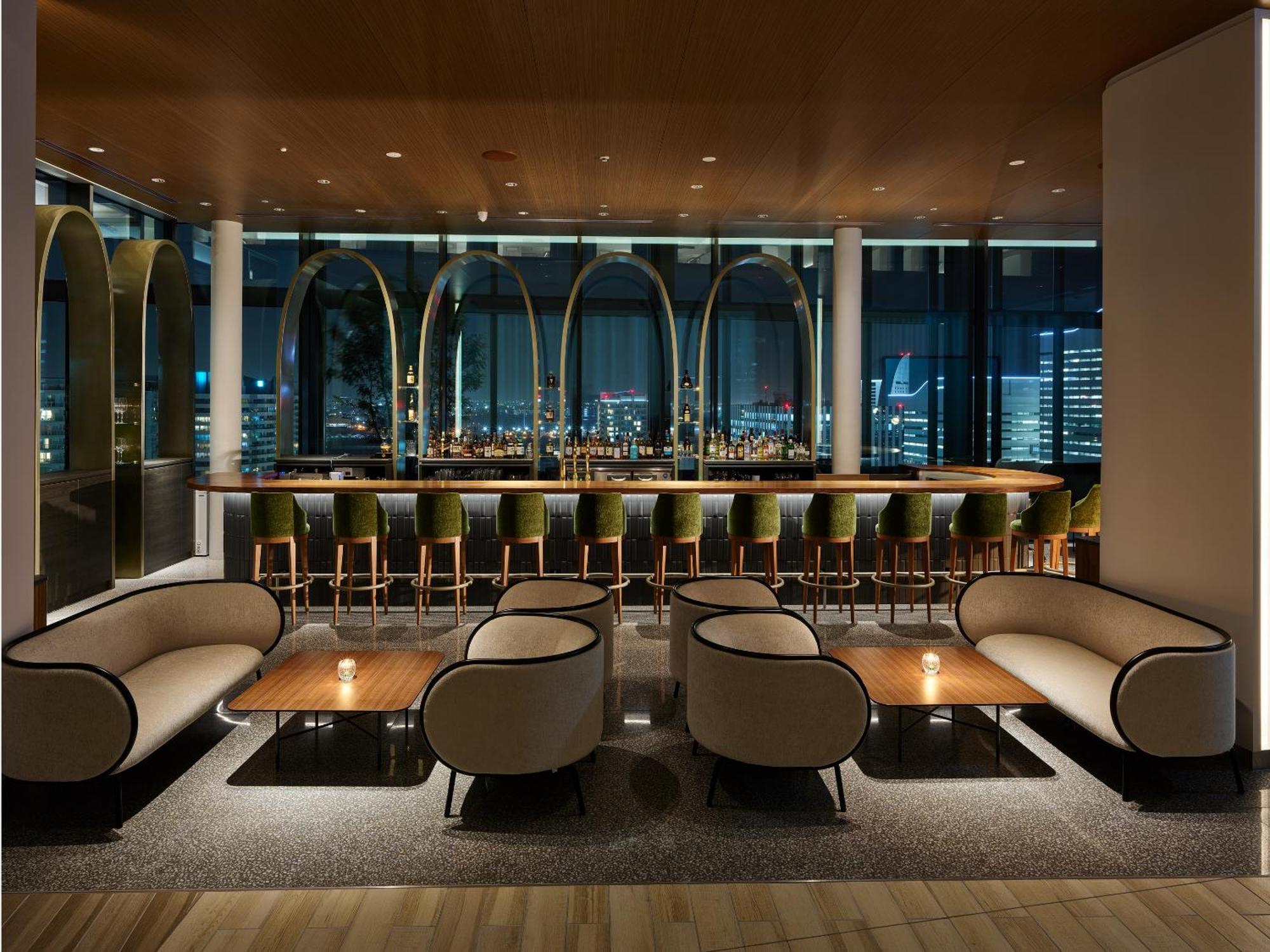 Mitsui Garden Hotel Yokohama Minatomirai Premier 外观 照片 The bar at the 360° Sky Lounge