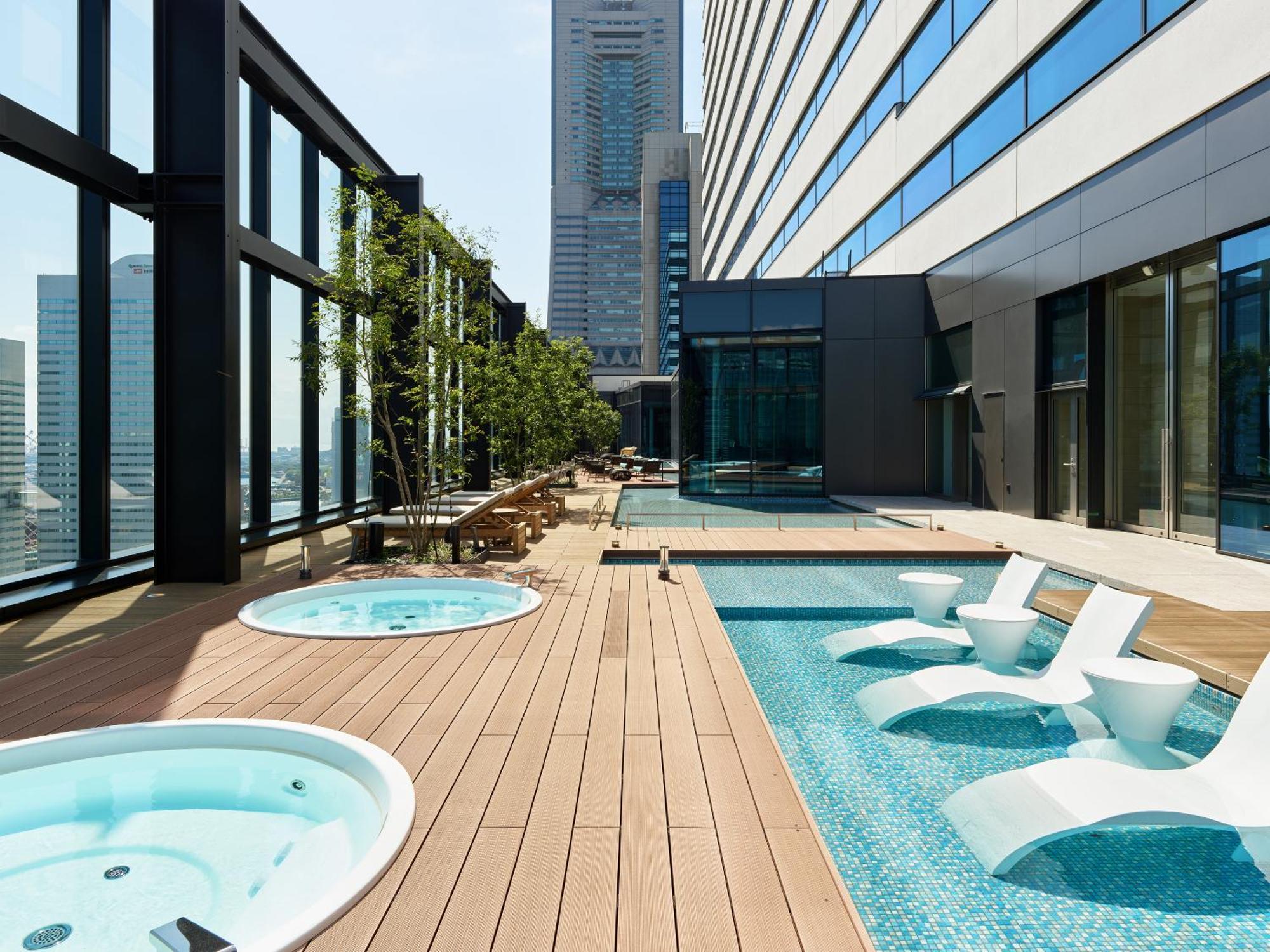 Mitsui Garden Hotel Yokohama Minatomirai Premier 外观 照片 The rooftop pool at the hotel