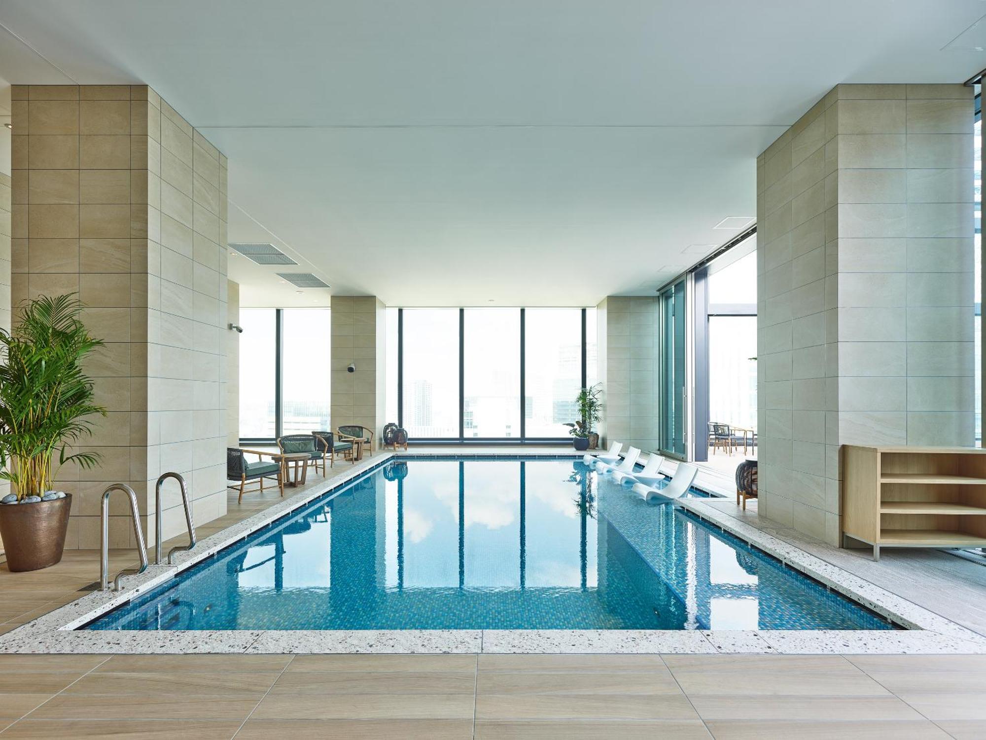 Mitsui Garden Hotel Yokohama Minatomirai Premier 外观 照片 The pool at The Ritz-Carlton, Tokyo